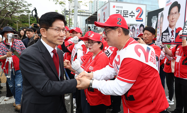 국민의힘 김문수 대선 후보가 15일 서울 서초구 대법원 앞에서 열린 사법부 수호 및 더불어민주당 규탄대회에서 퇴장하며 선거운동원들과 인사하고 있다. 2025.5.15 /연합뉴스