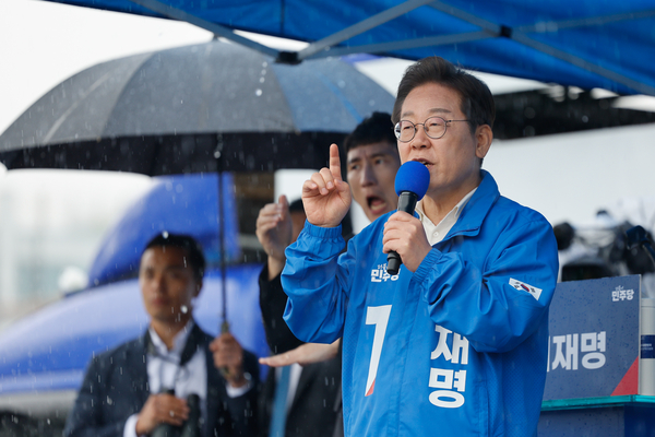 더불어민주당 이재명 대선 후보가 15일 전남 여수시 이순신 광장에서 열린 집중 유세에서 연설하고 있다. 2025.5.15 /연합뉴스
