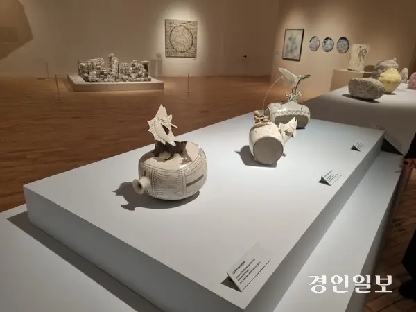 윤호준 작가의 ‘분청사기 어문 잡는 낚시 달인 ‘아’태공’ 2025.5.15/이시은기자see@kyeongin.com