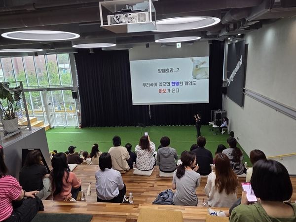16일 남양주북부경찰서 여성청소년과와 수사과 등에서 활동 중인 현직 수사관들이 남양주 진접 펀그라운드에서 학교폭력 예방 교육을 실시하고 있다. 2025.5.16 / 남양주북부경찰서 제공