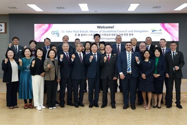 지난 15일 가평군 자매도시인 호주 스트라스필드시 축하 사절단이 가평군청을 방문해 기념촬영을 하고 있다. (사진 앞줄 왼쪽 여섯번째부터 강흥원 가평군 홍보대사, 서태원군수, 김경수 군의회 의장, 존 폴 발라디 시장) /가평군 제공