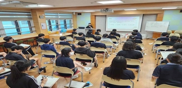 지난 2022년부터 교원+사서 형태로 용인시의 한 중학교에서 근무한 A씨는 작가와의 만남, 독서록 대회, 방학독서캠프, 학년별 골등벨 등 다양한 도서관 행사를 기획하고 학생 생활기록부를 작성하는 등 사서교사와 동일한 업무를 했다. 사진은 A씨가 독서골든벨을 진행하는 모습. /‘교원+사서’ 교원경력 인정 공동대책위원회 제공