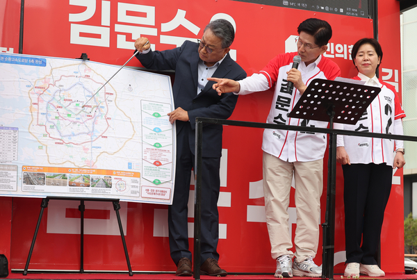 국민의힘 김문수 대선 후보가 16일 경기 화성시 동탄역 앞에서 GTX 관련 공약 발표를 하고 있다. 2025.5.16 /연합뉴스