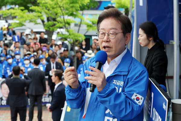 더불어민주당 이재명 대선 후보가 16일 전북 군산시 구시청광장에서 열린 유세에서 지지를 호소하는 연설을 하고 있다. 2025.5.16 /연합뉴스