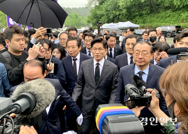 국민의힘 김문수 대선 후보가 17일 광주 북구 국립5·18민주묘지를 참배하기 위해 묘역으로 이동하고 있다. 2025.5.17 광주/김우성기자 wskim@kyeongin.com