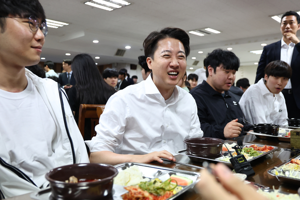 개혁신당 이준석 대선 후보가 16일 충청남도 단국대학교 천안캠퍼스에서 진행한 ‘학식먹자 이준석’ 행사에서 학생들과 점심을 먹으며 대화를 나누고 있다. 2025.5.16 /연합뉴스