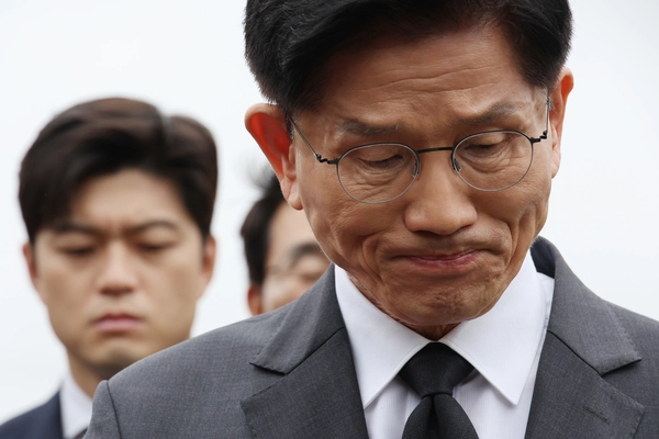 국민의힘 김문수 대선 후보와 김용태 비상대책위원장이 17일 광주 북구 국립 5·18 민주묘지를 찾아 박관현 열사 묘역에서 참배하고 있다. 2025.5.17 /연합뉴스