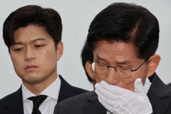 국민의힘 김문수 대선 후보와 김용태 비상대책위원장이 17일 광주 북구 국립 5·18 민주묘지를 찾아 박관현 열사 묘역에서 참배하던 중 눈물을 흘리고 있다. 2025.5.17 /연합뉴스