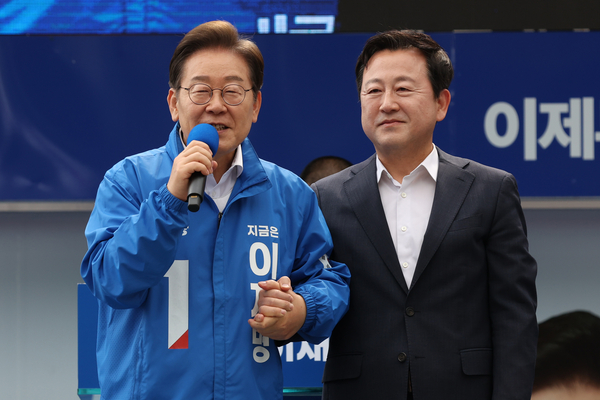 더불어민주당 이재명 대선후보가 17일 광주광역시 서구 김대중컨벤션센터 광장에서 열린 집중유세에서 이 후보 지지를 선언한 김용남 전 의원을 소개하고 있다. 2025.5.17 /연합뉴스