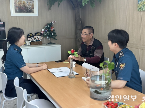 지난 14일 오전 서흥파출소 ‘카페서흥’에 방문한 주민 김진국(72)씨가 경찰관들과 이야기를 나누고 있다. 2025.5.14 /조경욱기자 imjay@kyeongin.com