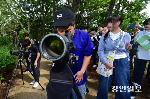 17일 오전 인천시 남동구 남동유수지 저어새 생태학습관 일대에서 열린 ‘2025 저어새 생일잔치’에 참석한 일본 도치기현 오야마시 시모나마이 초등학교 학생들이 남동유수지에 자리잡은 저어새를 망원경으로 살펴보고 있다. 2025.5.17 /조재현기자 jhc@kyeongin.com