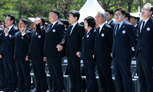 [포토] ‘임을 위한 행진곡’ 제창하는 이주호 대통령 권한대행