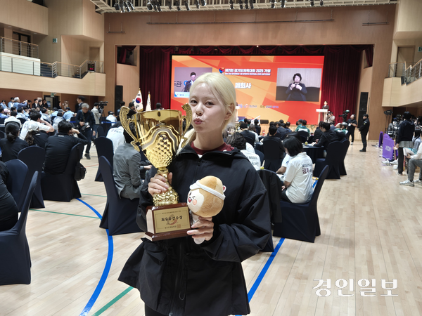 시흥시청 소속 김주하가 제71회 경기도체육대회 2025 가평 육상 종목 5관왕을 달성하며 최우수선수상을 수상한 뒤 기념 촬영을 하고 있다. 2025.5.18 /이영선기자 zero@kyeongin.com