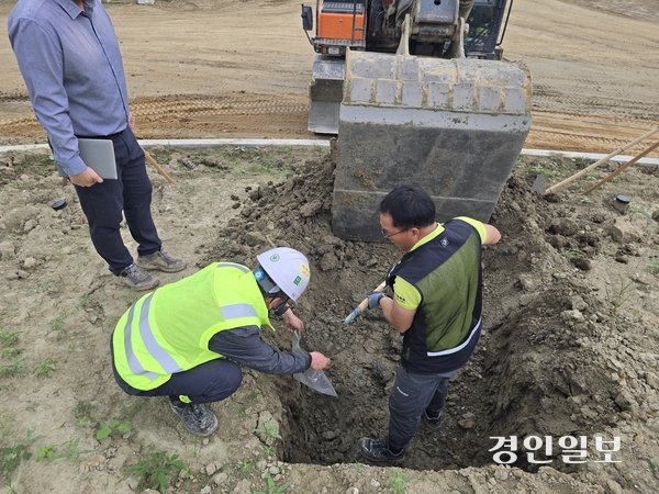 평택시 담당 공무원들과 시공사, 감리단 관계자들이 지난 16일 오성누리광장에서 진위천 반입 준설토에 대해 조경용 흙으로 적합한지 여부 및 중금속 오염 등을 검사하기 위해 시료를 채취하고 있다. 2025.5.16 평택/김종호기자 kikjh@kyeongin.com