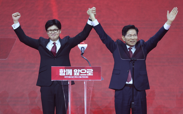 국민의힘 대선 후보로 선출된 김문수 후보가 3일 경기 고양시 킨텍스에서 열린 국민의힘 전당대회에서 한동훈 후보와 인사하고 있다. 2025.5.3 /연합뉴스