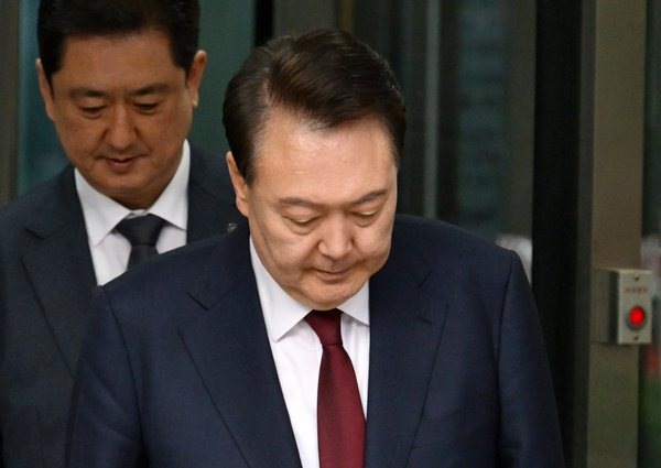 윤석열 전 대통령이 12일 서울 서초구 중앙지방법원에서 열린 내란 우두머리 혐의, 직권남용 권리행사방해 혐의 사건 3차 공판을 마친 뒤 법정을 나서고 있다. 2025.5.12 /사진공동취재단