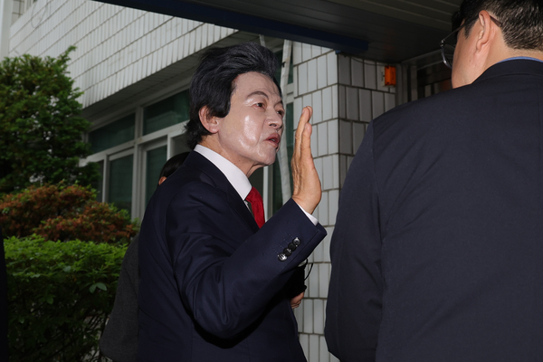 16일 오후 경기도 의정부시 가능동 의정부지방법원에서 사기와 정치자금법 위반, 준강제추행 등의 혐의를 받는 허경영 국가혁명당 명예대표가 구속 전 피의자심문에 앞서 취재진 질문에 답변하고 있다. 2025.5.16 /연합뉴스
