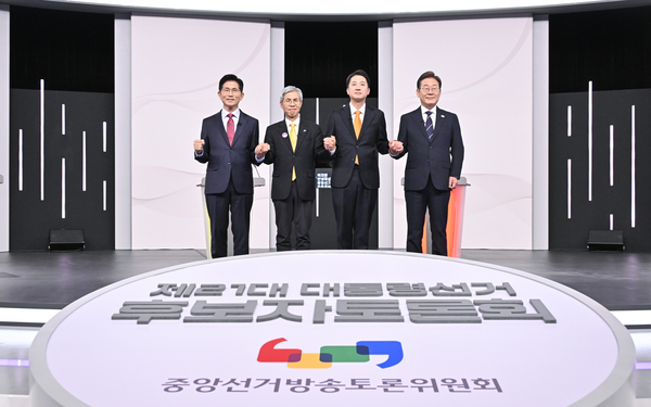 국민의힘 김문수(왼쪽부터)·민주노동당 권영국·개혁신당 이준석·더불어민주당 이재명 대선후보가 18일 서울 마포구 상암동 SBS 프리즘센터 스튜디오에서 열린 제21대 대선 1차 후보자 토론회 시작에 앞서 기념촬영을 하고 있다. 2025.5.18 /국회사진기자단