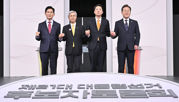 국민의힘 김문수(왼쪽부터)·민주노동당 권영국·개혁신당 이준석·더불어민주당 이재명 대선후보가 18일 서울 마포구 상암동 SBS 프리즘센터 스튜디오에서 열린 제21대 대선 1차 후보자 토론회 시작에 앞서 기념촬영을 하고 있다. 2025.5.18 /국회사진기자단