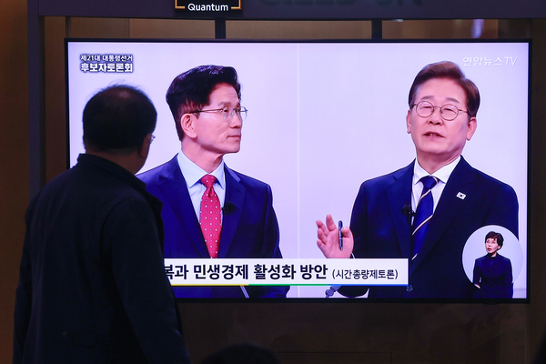 18일 서울역 대합실에서 시민들이 제21대 대선 1차 후보자 토론회 중계방송을 지켜보고 있다. 2025.5.18 /연합뉴스