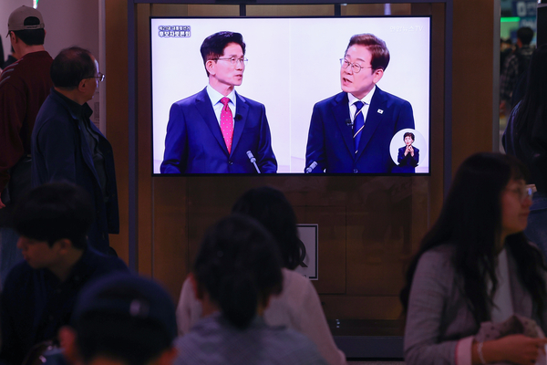18일 서울역 대합실에서 시민들이 제21대 대선 1차 후보자 토론회 중계방송을 지켜보고 있다. 2025.5.18 /연합뉴스