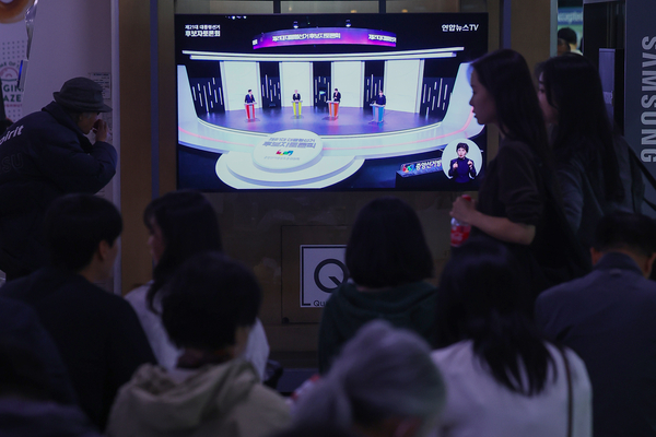 18일 서울역 대합실에서 시민들이 제21대 대선 1차 후보자 토론회 중계방송을 지켜보고 있다. 2025.5.18 /연합뉴스