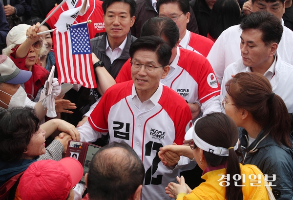 국민의힘 김문수 대선 후보가 16일 오전 수원시 팔달구 지동교에서 집중 유세에 나서 시민들에게 지지를 호소하고 있다. 2025.5.16 /이지훈기자 jhlee@kyeongin.com