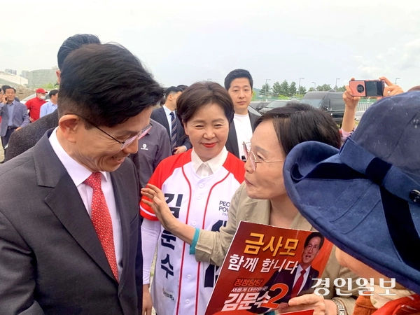 세종시 국회의사당 신축부지에서 지지자에 인사하는 김문수 후보. 2025.5.16 세종/김우성기자 wskim@kyeongin.com