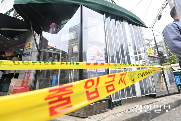 19일 시흥시 정왕동 일대에서 중국 국적의 50대 남성이 흉기를 휘두르는 사건이 발생해 2명이 사망한 것으로 확인됐다. 사진은 이날 과학수사대가 현장 감식을 하는 모습. 2025.5.19 /최은성기자 ces7198@kyeongin.com