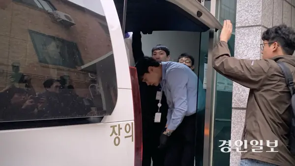 19일 오후, 시흥시 정왕동의 한 빌라 앞에서 관계자들이 건물 안에서 발견된 시신을 장례식장 차량으로 옮기고 있다. 2025.5.19 /유혜연기자 pi@kyeongin.com