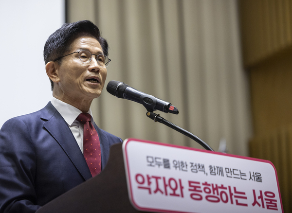 국민의힘 김문수 대선후보가 19일 서울 중구 서울시청에서 열린 ‘약자와 동행하는 서울 토론회’에서 축사하고 있다. 2025.5.19 /연합뉴스