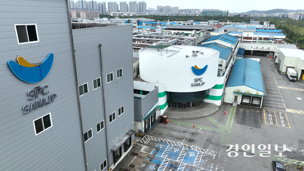 19일 시흥시 소재 SPC삼립 시화공장에서 윤활유를 뿌리는 작업을 하던 중 50대 여성 근로자가 숨지는 사고가 발생했다. 사진은 이날 시흥시 SPC삼리 시화공장 모습. 2025.5.19 /최은성기자 ces7198@kyeongin.com