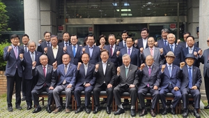 대한노인회 찾은 이재명 “우리나라 성장배경, 어르신들 있었다”