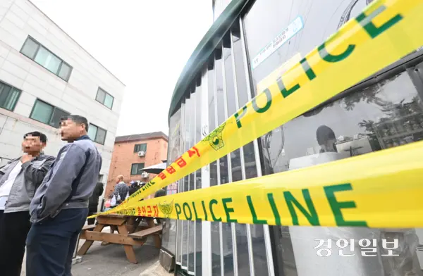 19일 시흥시 정왕동 일대에서 중국 국적의 50대 남성이 흉기를 휘두르는 사건이 발생해 2명이 사망한 것으로 확인됐다. 사진은 이날 과학수사대가 현장 감식을 하는 모습. 2025.5.19 /최은성기자 ces7198@kyeongin.com