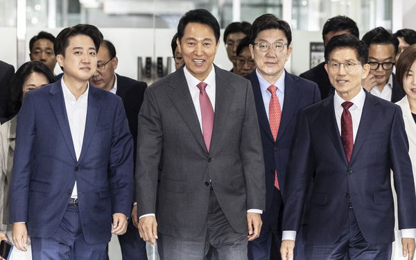 오세훈 서울시장(가운데)과 국민의힘 김문수 대선후보(오른쪽), 개혁신당 이준석 대선후보를 비롯한 내빈들이 19일 서울 중구 서울시청에서 열린 ‘약자와 동행하는 서울 토론회’에 입장하고 있다. 2025.5.19 /연합뉴스
