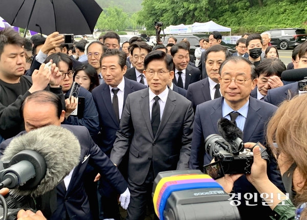 국민의힘 김문수 대선 후보가 17일 광주 북구 국립5·18민주묘지를 참배하기 위해 묘역으로 이동하고 있다. 2025.5.17 광주/김우성기자 wskim@kyeongin.com
