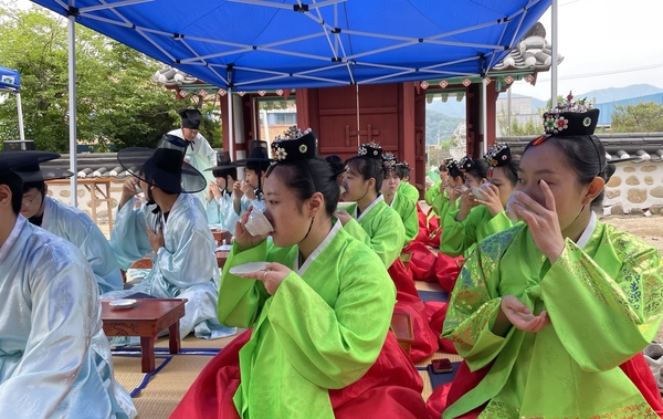 19일 가평향교(전교·장용순)에서 열린 제53회 성년의 날 기념 전통 성년례 재현 행사에 참석한 성년자들이 삼가례(三加禮) 의식 후 술(관자)·차(계자)를 마시는 초례(醮禮) 의식을 하고 있다.  이날 성년례 재현 행사에는 주인(부모대행) 김오찬 가평고 교장을 비롯해 김미성 가평군 부군수, 정용칠 문화원장, 유림·군 관계자 등이 참석했다. 관혼상제(관례, 혼례, 상례, 제례)의 시작인 관례는 성인이 되었다는 것을 알리는 의례로, 성년을 기념하는 의식이다. 2025.5.19 가평/김민수기자 kms@kyeongin.com