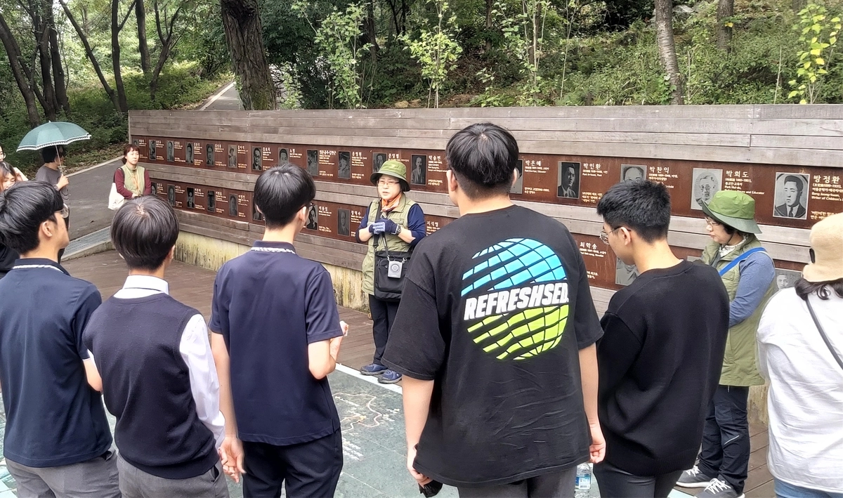사진은 구리시가 지난해 망우역사문화공원에서 진행했던 ‘망우4색, 근대 위인을 만나다’ 모습. 문화해설사가 학생들을 대상으로 이곳에 잠든 독립운동가들의 생애를 설명하고 있다. /구리시 제공
