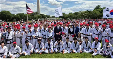 미국 워싱턴 D.C. 백악관 앞 프레지던츠 파크(President’s Park)에서 열린 ‘제72주년 한미동맹 태권도 페스티벌’에 참가한 태권도 수련자들과 주요 인사들이 단체 기념촬영을 하고 있다. 2025. 5. 18 /국기원 제공