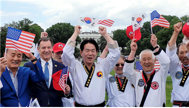 한국과 미국 태권도 지도자들이 태극기와 성조기를 흔들며 양국의 우정을 축하하고 있다. 국기원 이동섭(중앙) 원장과 톰 수오지(왼쪽 두번쨰) 미국 하원의원(민주·뉴욕)이 한미동맹의 굳건한 의지를 드러냈다. 2025. 5. 18 /국기원 제공