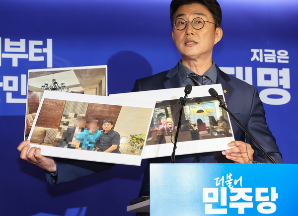 더불어민주당 노종면 선대위 대변인이 19일 서울 여의도 당사에서 “지귀연 서울중앙지법 부장판사가 유흥업소에서 접대받았다”라는 의혹을 제기하며 관련 사진을 공개하고 있다. 2025.5.19 /연합뉴스