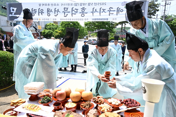 지난 18일 동두천 소요산에 위치한 애국지사 홍덕문 선생 추모비에서 위령제가 열리고 있다. .2025.5.18 /동두천시 제공