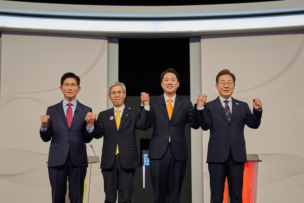 18일 서울 마포구 SBS 프리즘타워에서 열린 중앙선거방송토론위원회 주관 제21대 대통령선거 후보자 토론회에서 각 정당 대선후보들이 선전을 다짐하고 있다. 왼쪽부터 국민의힘 김문수, 민주노동당 권영국, 개혁신당 이준석, 더불어민주당 이재명 대선후보. 2025.5.18 /국회사진기자단