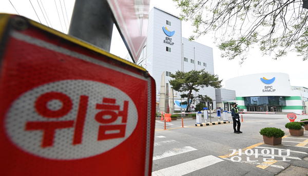 19일 시흥시 소재 SPC삼립 시화공장에서 윤활유를 뿌리는 작업을 하던 중 50대 여성 근로자가 숨지는 사고가 발생했다. 사진은 이날 시흥시 SPC삼리 시화공장 모습. 2025.5.19 /최은성기자 ces7198@kyeongin.com