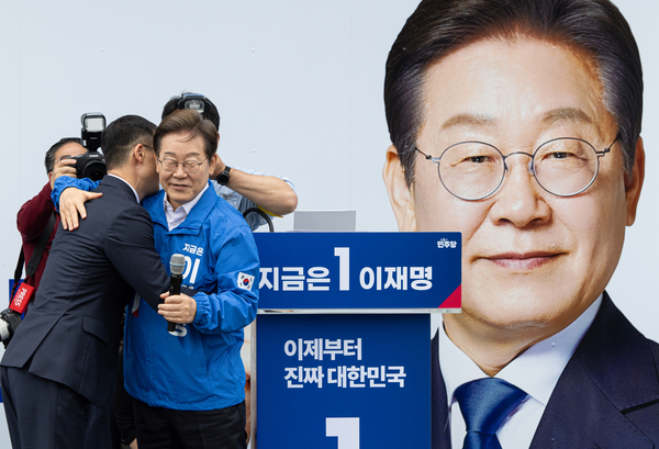더불어민주당 이재명 대선후보가 16일 전북 익산시 익산역 동부광장에서 열린 유세에서 무소속 김상욱 의원과 포옹하고 있다. 2025.5.16 /연합뉴스