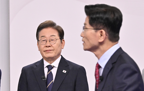 국민의힘 김문수(오른쪽)·더불어민주당 이재명 대선후보가 18일 서울 마포구 상암동 SBS 프리즘센터 스튜디오에서 열린 제21대 대선 1차 후보자 토론회에 참석해 시작을 기다리고 있다. 2025.5.18 /국회사진기자단