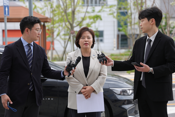 조국혁신당 정춘생 의원이 19일 오후 경기도 의정부시 금오동 경기북부경찰청에서 기자회견을 열고 윤석열 전 대통령 처가가 운영하는 남양주 요양원 노인학대 피소 사건에 대해 발언하고 있다. 2025.5.19 /연합뉴스