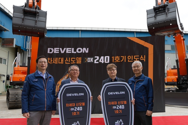 19일 인천 HD현대인프라코어 본사에서 열린 24t급 디벨론 중형 굴착기(DX240) 1호기 전달식에서 오승현 HD현대인프라코어 사장이 참석자들과 기념 촬영하고 있다. 오른쪽부터 오 사장, 1호기 고객 이용철 청림환경 대표, 황의병 하나종합중기 대표, 문재영 HD현대인프라코어 건설기계사업본부장. 2025.5.19 /HD현대인프라코어 제공
