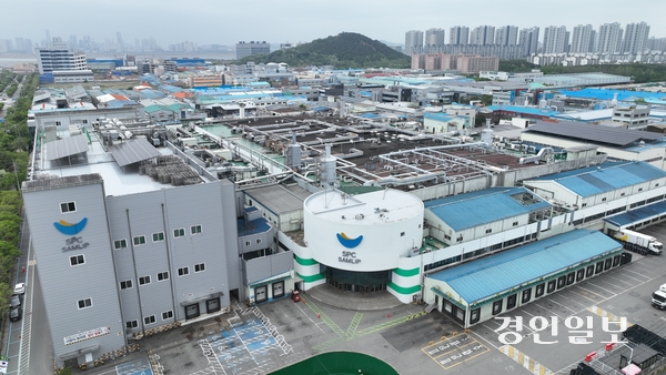 19일 시흥시 소재 SPC삼립 시화공장에서 윤활유를 뿌리는 작업을 하던 중 50대 여성 근로자가 숨지는 사고가 발생했다. 사진은 이날 시흥시 SPC삼리 시화공장 모습. 2025.5.19 /최은성기자 ces7198@kyeongin.com