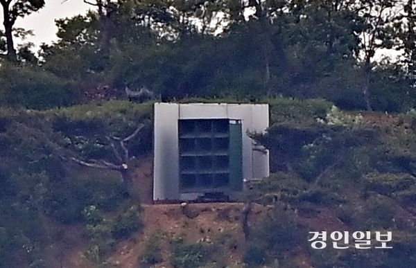 북한의 소음공격이 1년 가까이 이어지고 있다. 남측으로 소음을 보내고 있는 북측 확성기 주변에 효율을 높이기 위한 목적으로 추정되는 반사판이 붙어 있는 모습도 확인된다. 2025.5.19 /조재현기자 jhc@kyeongin.com